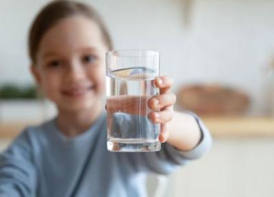 خطرها و فواید نوشیدن آب مقطر