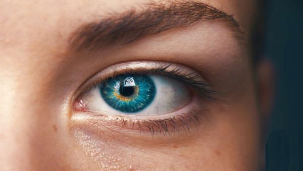 چه عاملی سبب آبی شدن رنگ چشم می گردد؟