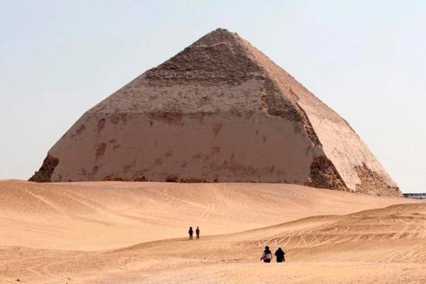 کشف یک سازه عجیب در کف هرم مرموز سنفرو مصر از طریق یک گردشگر