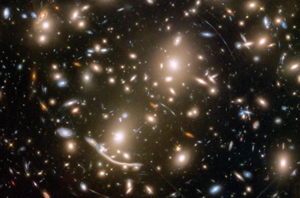 تصویر روز ناسا: خوشه کهکشانی آبل 370 و کهکشان های دورتر، عکس